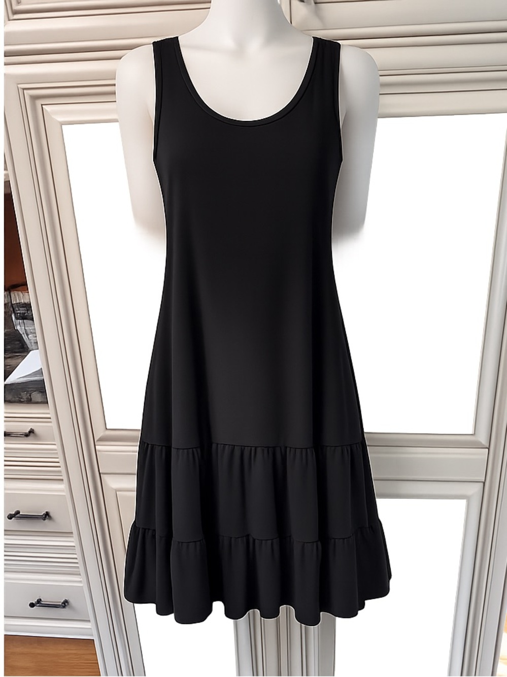 Roz and Ali sleeveless stretch dress with ruffle hem
Size Large